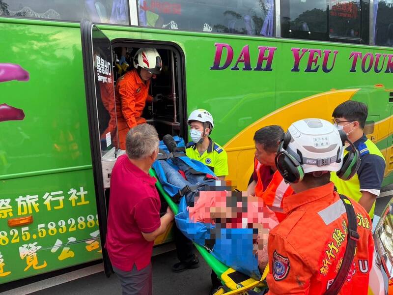 新竹北埔遊覽車猛撞民宅!3乘客送醫 1意識模糊