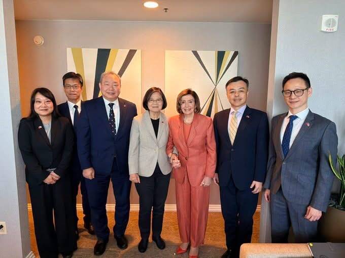 前總統蔡英文訪美第2天,今與美國民主黨籍前眾議院議長裴洛西會晤。(圖取自裴洛西臉書)