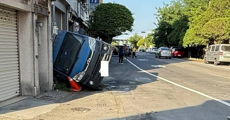 暴衝?百萬休旅車連撞停放路邊3車、行人也遭殃 驚險影像曝光了