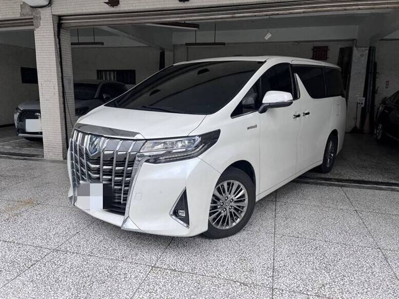 13組人馬搶「老闆神車」!宜蘭法拍阿法 172萬低於市價落槌