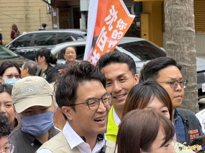 鹿港業者特製「洋流」專屬風車 沈伯洋笑回:很高興大家關注
