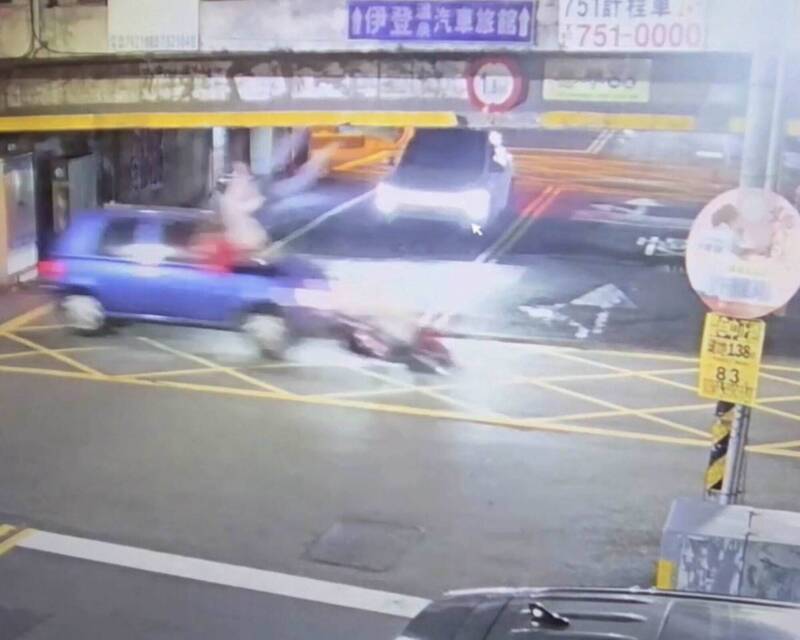 驚悚畫面曝!彰化路口轎車猛撞 機車父女噴飛10米送醫