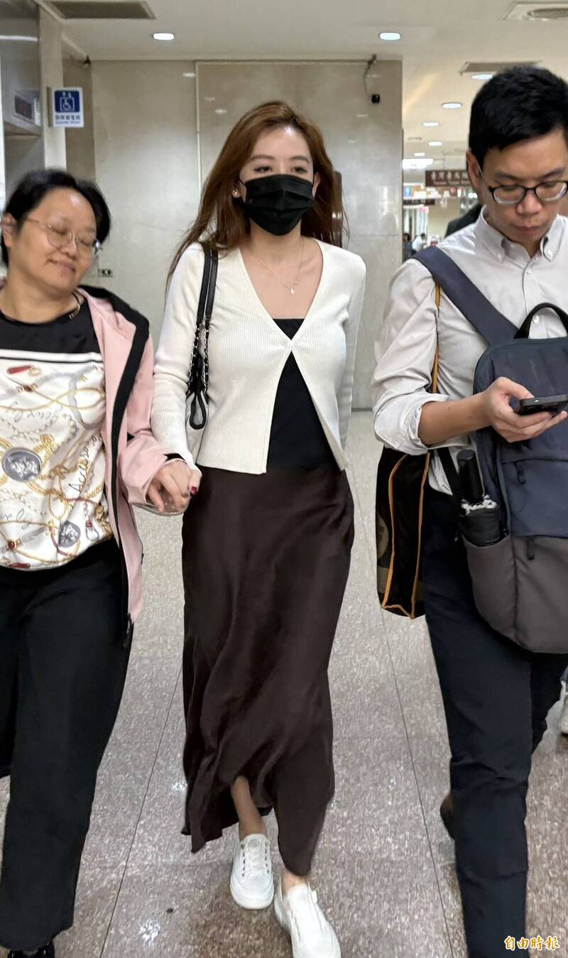 涉洩密前調查官被訴!三顧美女法務長開庭不認罪 氣質出眾成嬌點