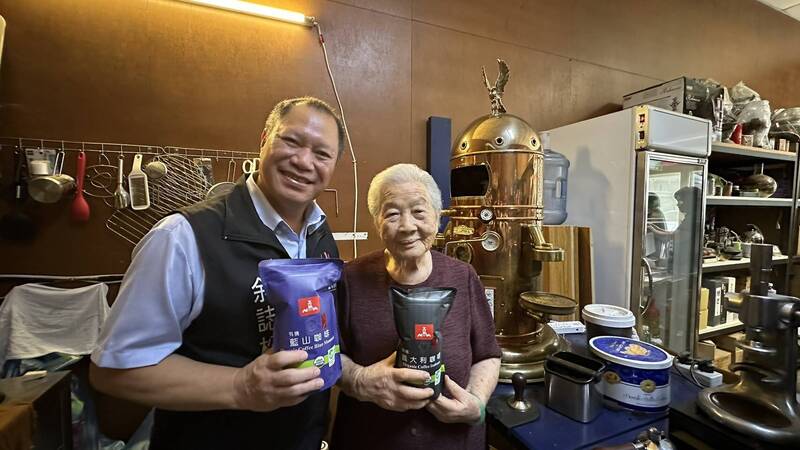 大園區長慰訪百歲人瑞!咖啡董娘逆境持家 百歲爺爺滑平板、玩數獨