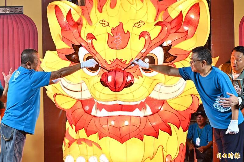 左營萬年季登場 火獅開光點睛祈福繞境