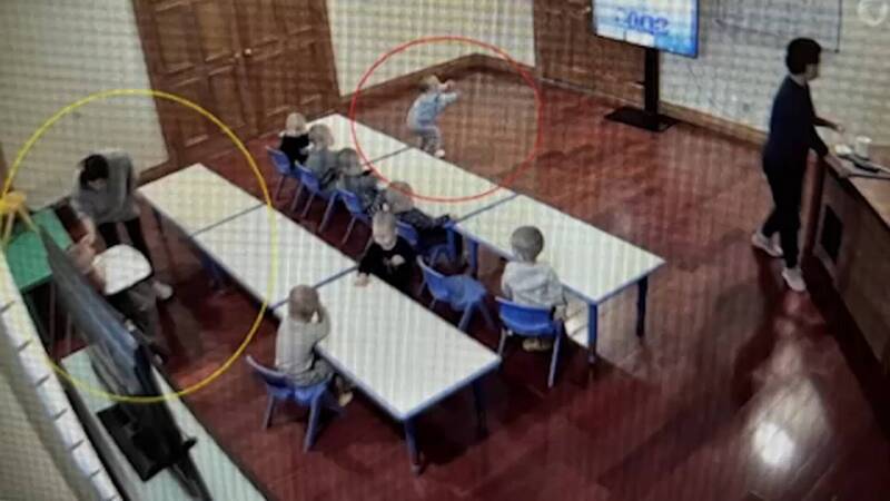 監視器畫面顯示多名兒童在豪宅內活動，檢方指控屋內保母曾對兒童施以毆打及體罰。（圖為監視器畫面）