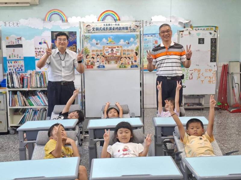 上課坐、午休躺 台南文昌國小1年級生啟用坐躺式成長課桌椅