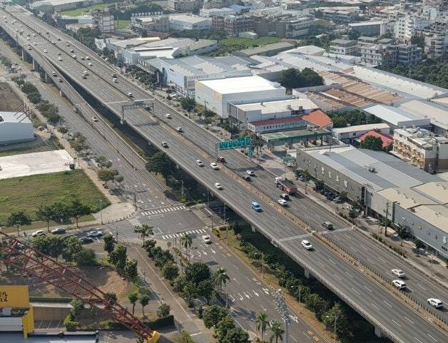 國慶連假迎3波車潮!中警出動空拍機「鳥瞰」監控壅塞即時路況