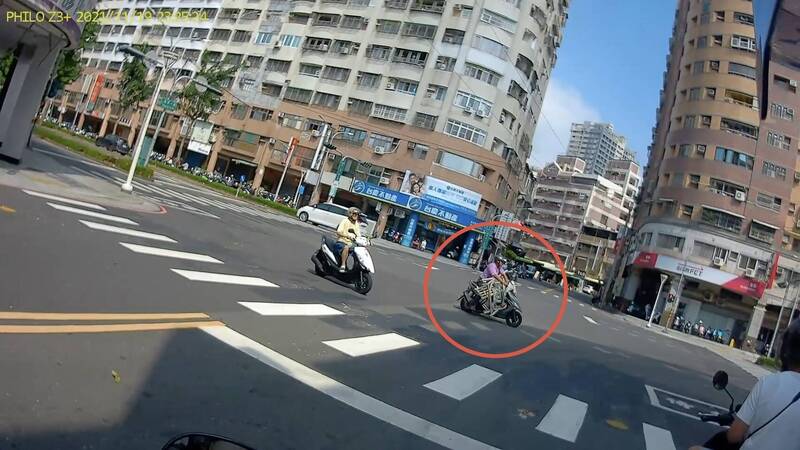 太招搖!男騎車違規載運鷹架板架 警眼尖攔查竟是小偷