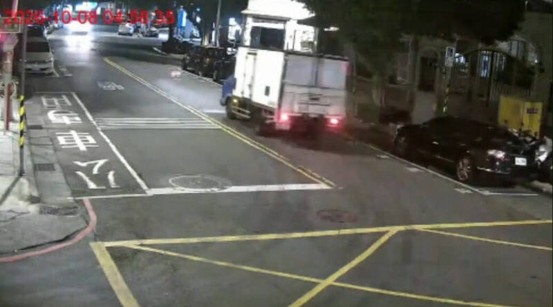 新店男開車閃「過馬路的貓」失控 撞對向車再波及路旁2車