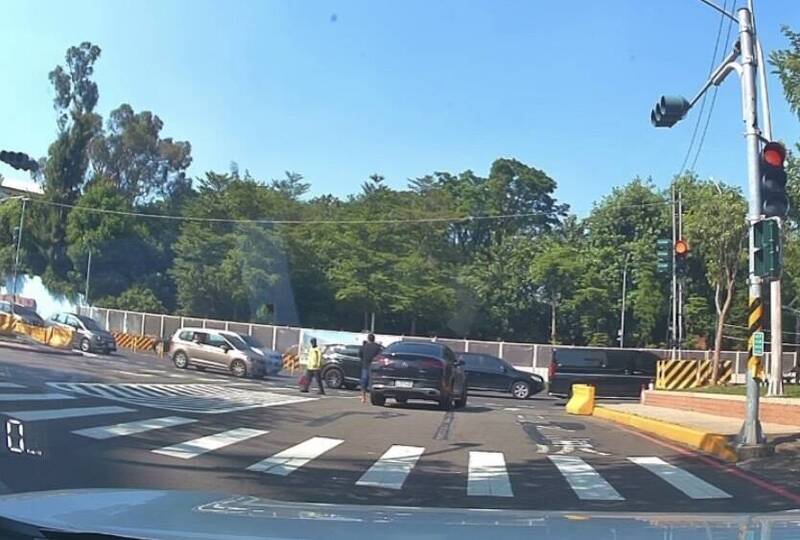 高雄長庚前爆衝突 賓士駕駛當街推倒捷運義交