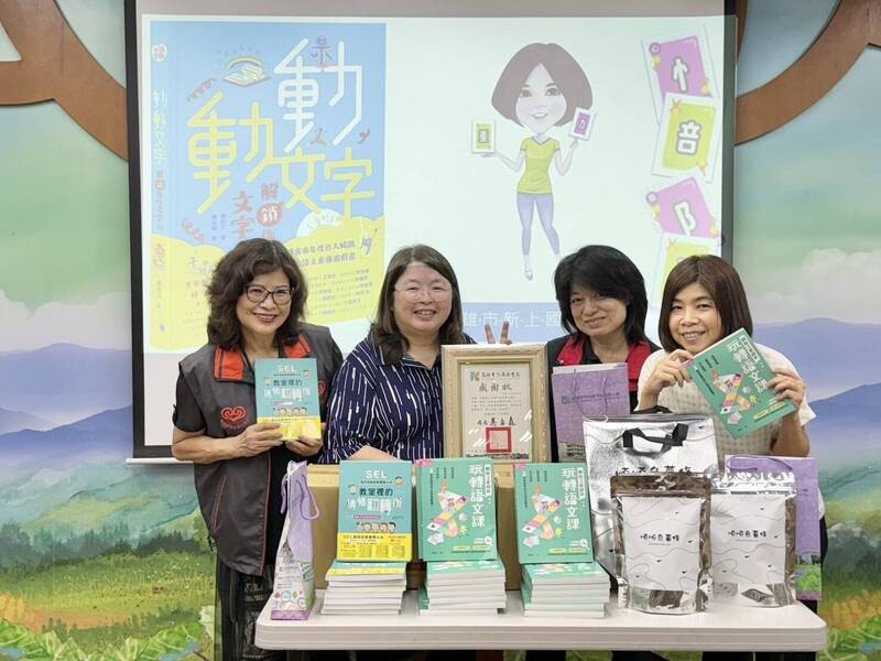 高雄教師10年不間斷送暖 偏鄉學校獲贈160本書籍