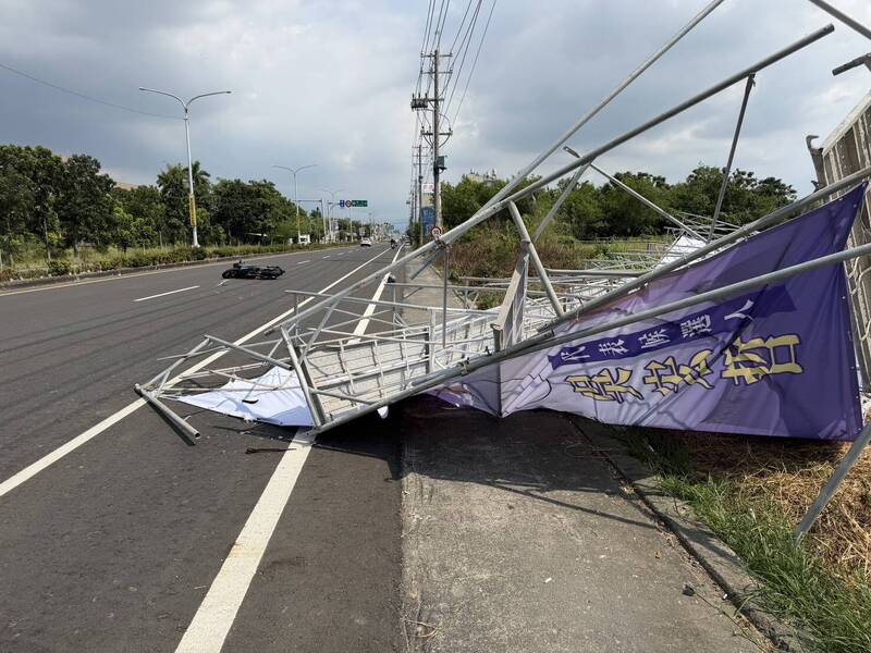 嘉義選舉看板突倒塌 機車騎士閃避不及送醫