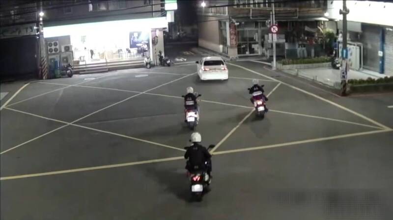 毒蟲開車心虛拒檢 倒車衝撞警慘被拉下車壓制