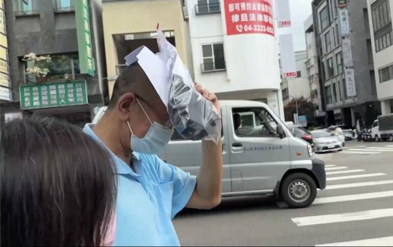 中聯致癌油4大咖交保「躲貓貓」!有人爆哭快閃、他拿文件遮臉狂奔