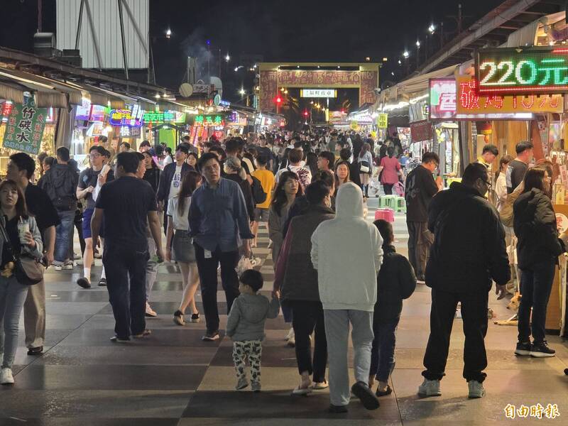 曾向民進黨部丟雞蛋!統促黨男持刀鬧東大門夜市 遊客驚喊像大逃殺