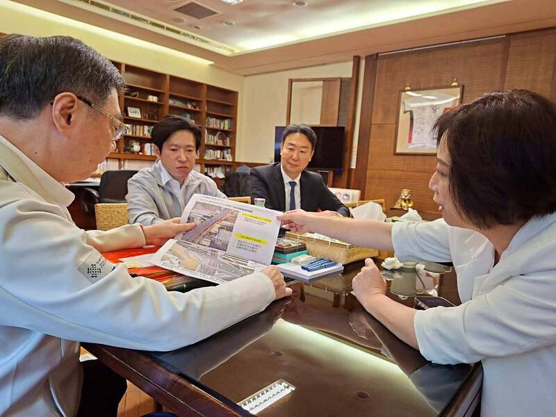 蔣萬安拋遷建松山機場 何欣純、江啟臣齊喊台中機場擴建3航廈
