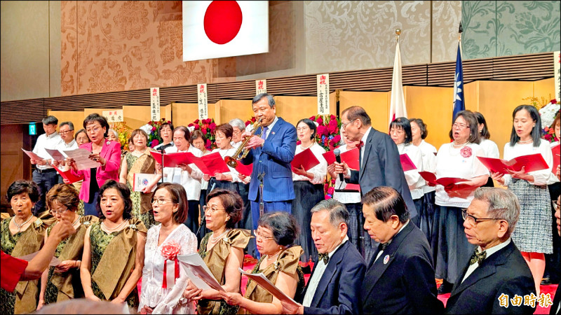 李逸洋登台吹奏小號，與合唱團共同演出「愛拚才會贏」。?（記者林翠儀攝）