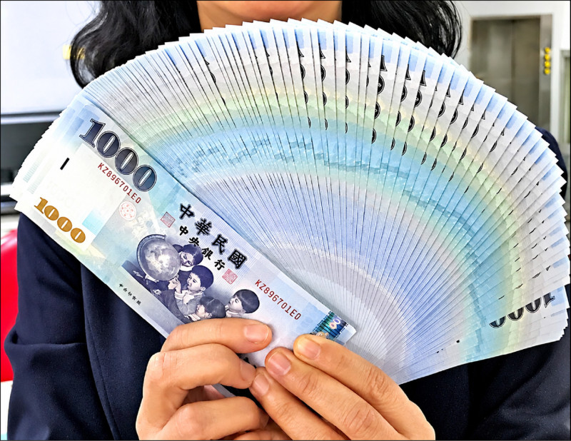 政院拍板期程 普發一萬過年前領紅包
