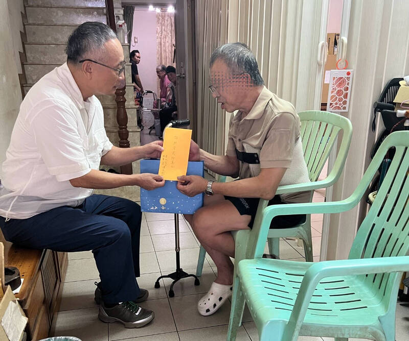 高雄警官罹帕金森氏症全家陷困境 企業家救急相助
