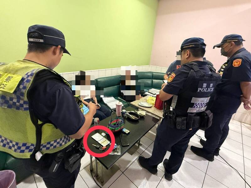 桌遊店包廂爽拉K!里港警查獲5嫌 業者恐遭停業