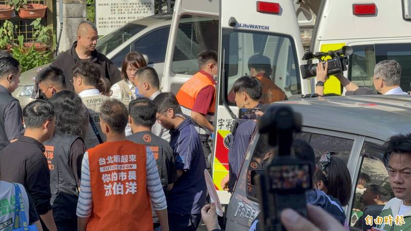 掃街突遇阿嬤昏厥 沈伯洋秒中斷聯訪一個箭步上前關切