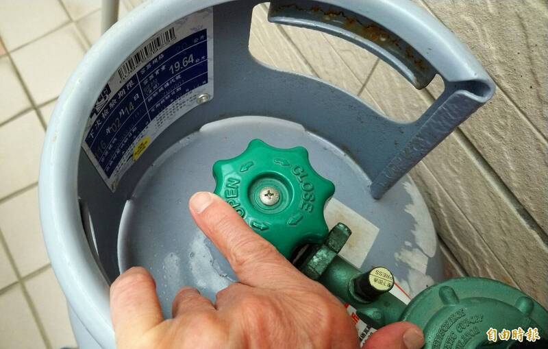 老婆生氣在客廳扔鹽巴味精 老公開瓦斯「讓她冷靜冷靜」