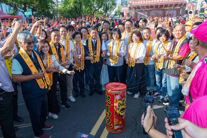 嘉義市長黃敏惠、議長陳姿妏、立法委員王美惠、總統府資政張博雅以及多位地方宮廟代表均親臨現場熱情迎駕,並一同點燃起馬炮,聲勢相當浩大。(圖/嘉市府提供)