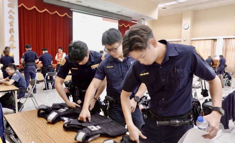 單件預算調高至3萬!警政署砸11億升級防彈衣 員警親自試穿評選