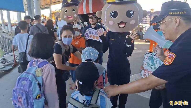 萬人登島安全帽不能少! 東港警碼頭宣導「小琉球島嶼交通公約」