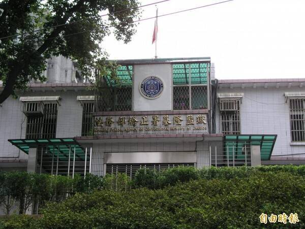毒品通緝犯服刑隔天猝死舍房 監視器拍到2管理員動粗