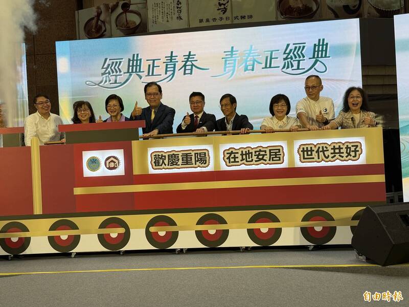 重陽敬老!百歲人瑞增740人 衛福部花近億元送金鎖片