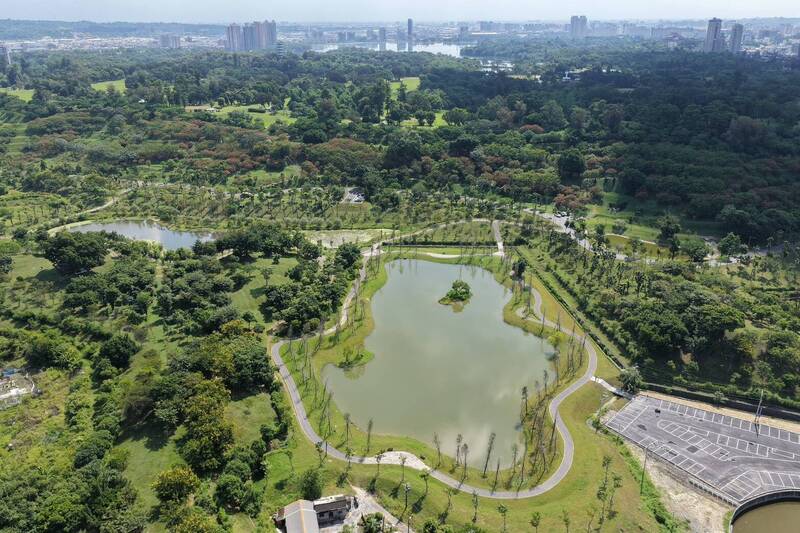 一次玩高雄雙湖、果嶺自然公園 這座公有停車場30元搞定