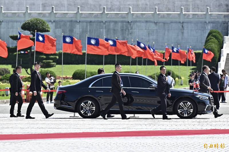 我非洲友邦史瓦帝尼國王恩史瓦帝三世率團親訪台灣、出席雙十慶典，總統賴清德9日在中正紀念堂民主廣場以全軍禮迎接。（記者塗建榮攝）