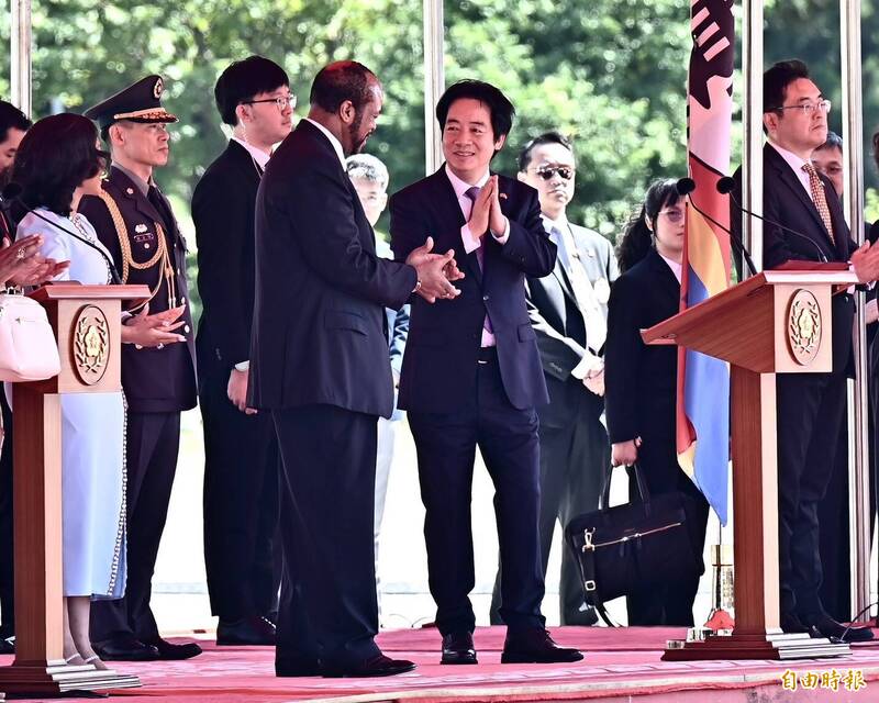 我非洲友邦史瓦帝尼國王恩史瓦帝三世率團親訪台灣、出席雙十慶典，總統賴清德9日在中正紀念堂民主廣場以全軍禮迎接。（記者塗建榮攝）