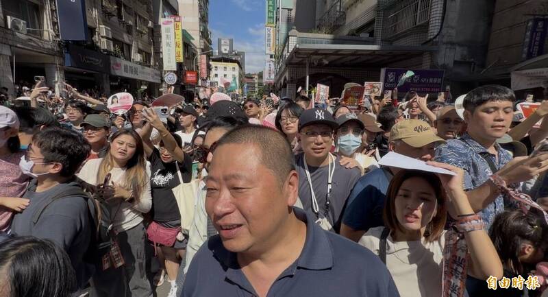「洋流」擠爆眼鏡歪斜掉掛鼻樑 沈伯洋內湖參香籲快樂選舉「吵架交給我就好」