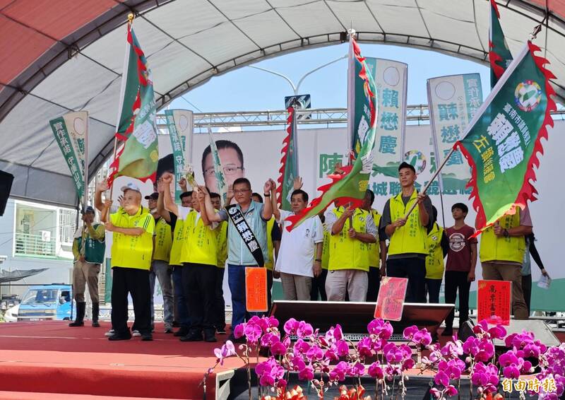 民進黨第四選區議員參選人賴懋慶成立競選總部，並授予各後援會戰旗。（記者吳俊鋒攝）