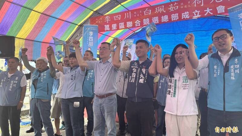 國民黨新北市長參選人李四川萬里競選總部成立大會，舞台人太多站到凹陷，改到舞台前加油拍照。（記者俞肇福攝）