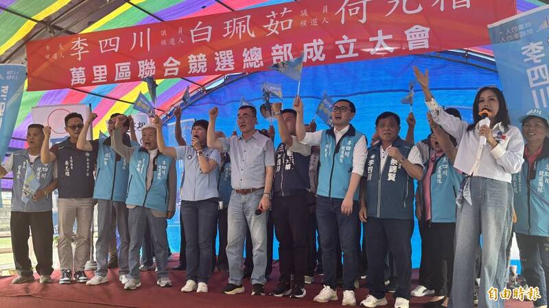 國民黨新北市長參選人李四川萬里競選總部成立，太多人上台，舞台不堪負荷站到凹陷，所幸虛驚一場。圖為未坍塌前照片。（記者俞肇福攝）