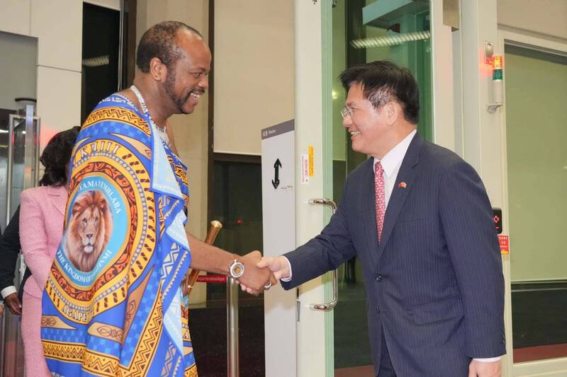 台灣非洲友邦史瓦帝尼國王恩史瓦帝三世率團第20度訪台，外交部長林佳龍9日凌晨2時30分前往接機。（外交部提供）