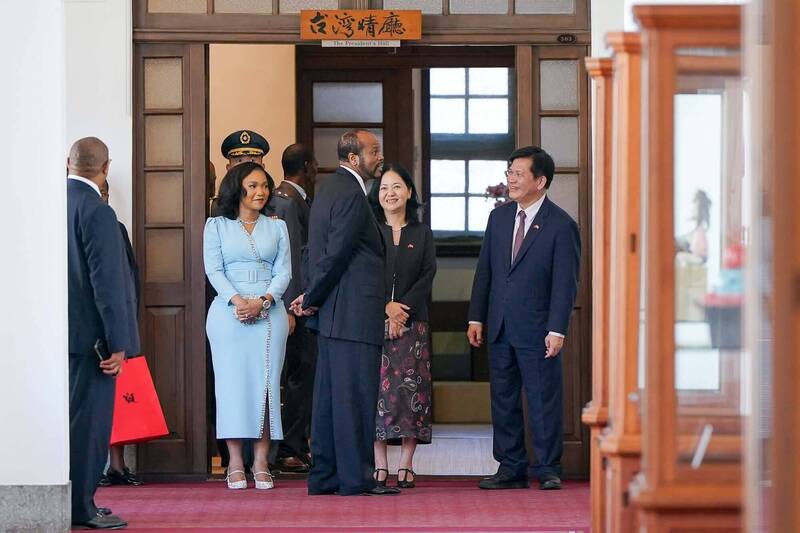台灣非洲友邦史瓦帝尼國王恩史瓦帝三世率團第20度訪台，外交部長林佳龍9日凌晨2時30分前往接機。（外交部提供）