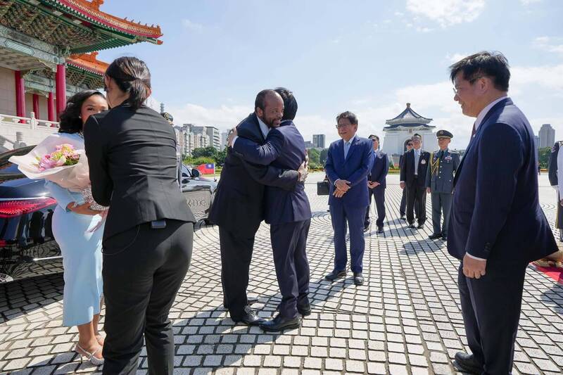台灣非洲友邦史瓦帝尼國王恩史瓦帝三世率團第20度訪台，外交部長林佳龍9日凌晨2時30分前往接機；總統賴清德9日上午在自由廣場主持隆重全軍禮歡迎訪團一行。（外交部提供）