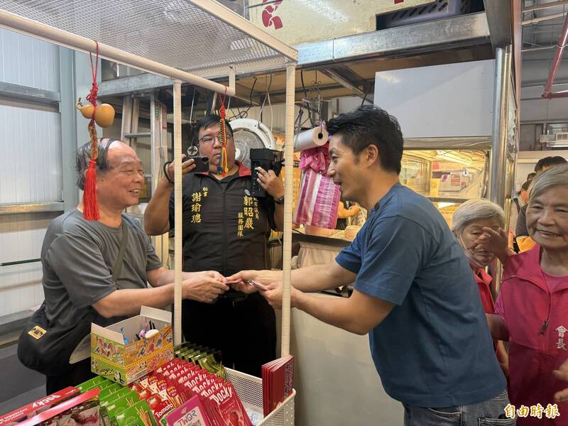 走過百年待改建!東門中繼市場開幕 蔣萬安贈發財金攤商喊「凍蒜」