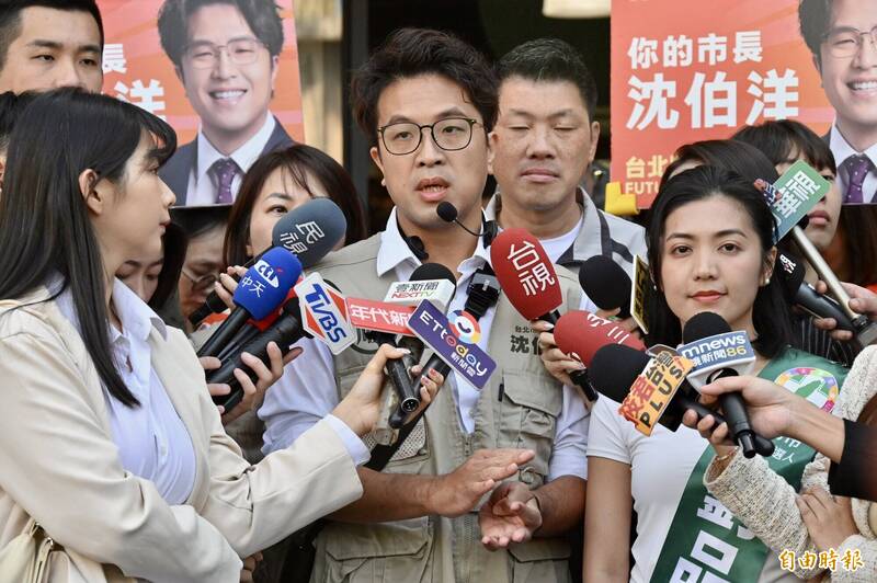 洋流是暖流!沈伯洋拜票遇長輩昏倒 急暫停行程陪等救護車