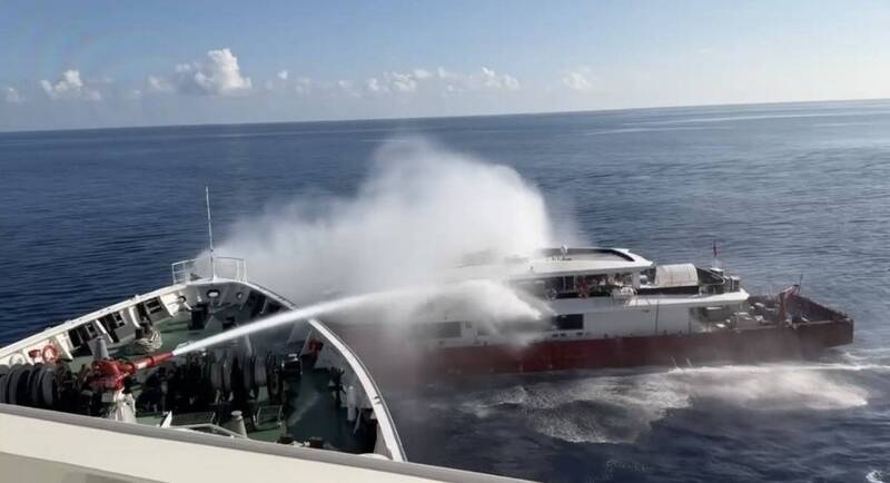雲林艦水砲重擊!中國漁船內嘻哈畫面曝光 網諷:講不聽被噴剛好
