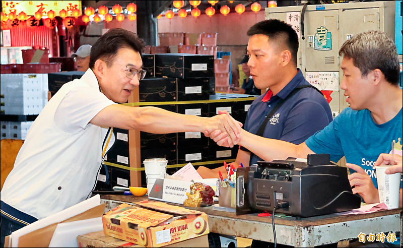 江啟臣連掃兩市場 凍蒜聲不斷