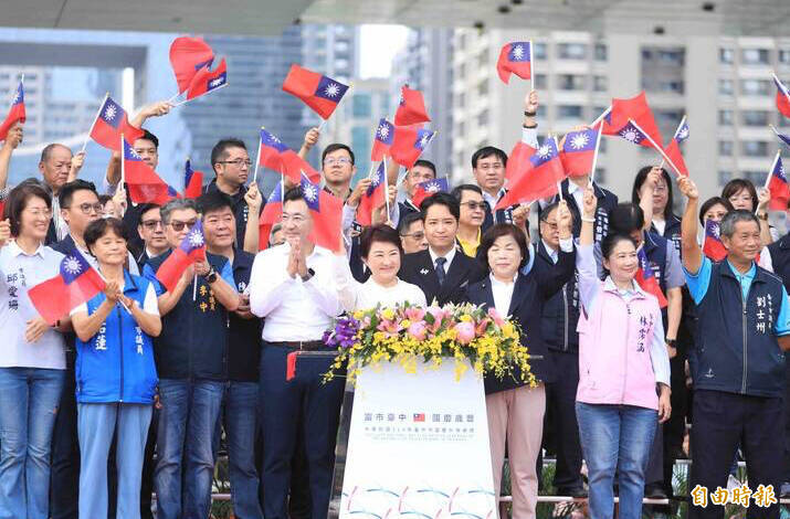 國慶升旗成選戰同框焦點!盧秀燕、江啟臣、何欣純同台 無人機掛國旗吸睛