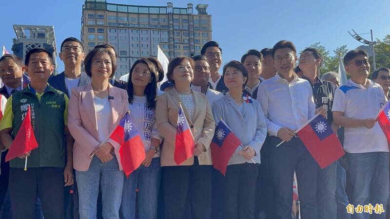 雙十升旗包括何欣純與江啟臣均到場。（記者蘇孟娟攝）