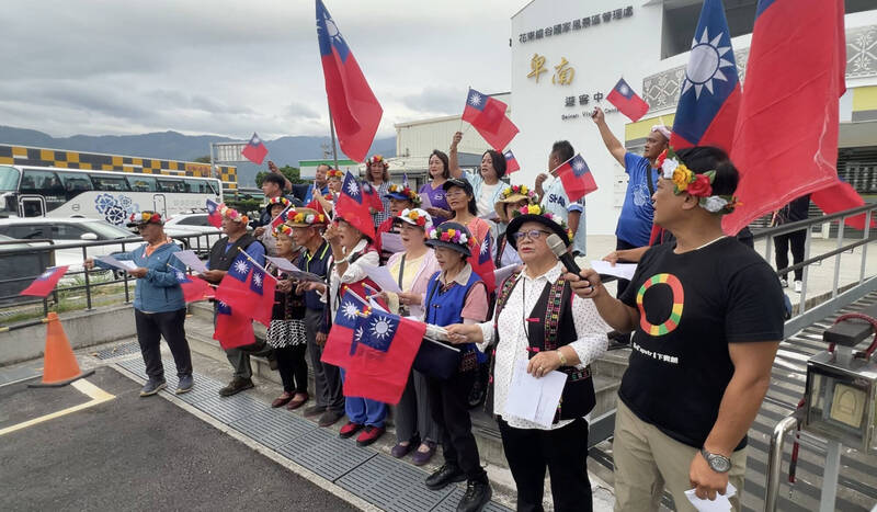 中華民國生日快樂!原住民卑南族部落遊客中心、交通要道唱國歌祝福