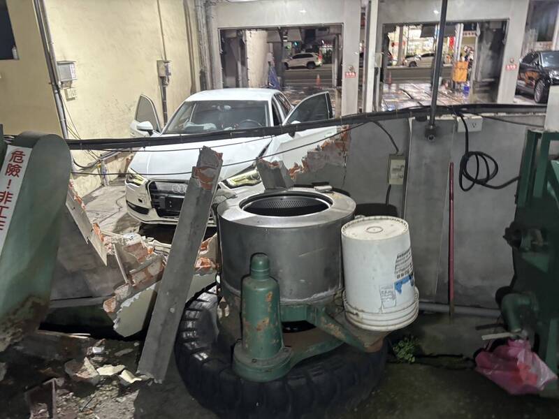 四環教主發威?台中奧迪女洗車撞破圍牆 現場慘況曝光